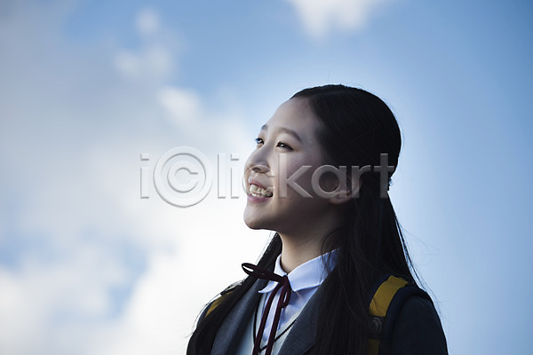 10대 사람 십대여자한명만 여자 중학생 청소년 한국인 한명 JPG 옆모습 포토 공원 교복 구름(자연) 미소(표정) 상반신 십대라이프스타일 야외 여중생 여학생 주간 하늘 학생