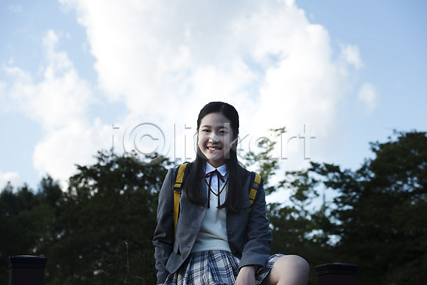 10대 사람 십대여자한명만 여자 중학생 청소년 한국인 한명 JPG 앞모습 포토 공원 교복 구름(자연) 나무 상반신 십대라이프스타일 앉기 야외 여중생 여학생 웃음 주간 하늘 학생 힐링