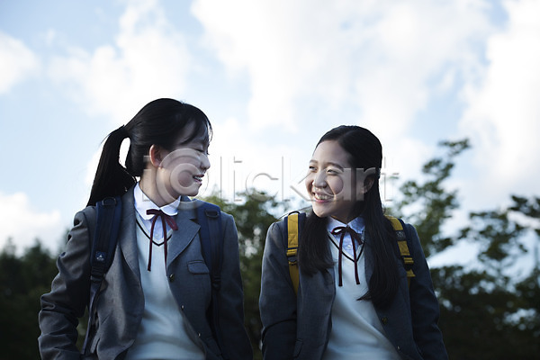 우정 즐거움 행복 10대 남자 두명 사람 십대여자만 중학생 청소년 한국인 JPG 앞모습 포토 공원 교복 마주보기 미소(표정) 상반신 수다 십대라이프스타일 앉기 야외 여중생 여학생 응시 주간 친구 하늘 학생 힐링
