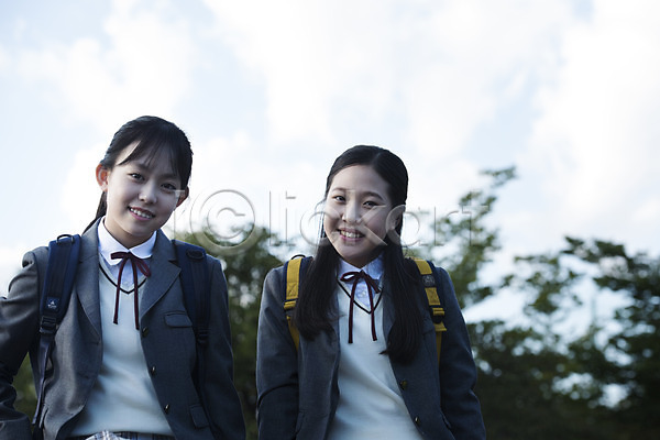 우정 즐거움 행복 10대 두명 사람 십대여자만 여자 중학생 청소년 한국인 JPG 앞모습 포토 공원 교복 미소(표정) 상반신 수다 십대라이프스타일 앉기 야외 여중생 여학생 응시 주간 친구 하늘 학생 힐링