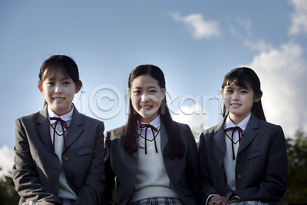 우정 행복 10대 사람 세명 십대여자만 여자 중학생 청소년 한국인 JPG 앞모습 포토 공원 교복 미소(표정) 상반신 십대라이프스타일 앉기 야외 여중생 여학생 주간 친구 하늘 학생 힐링