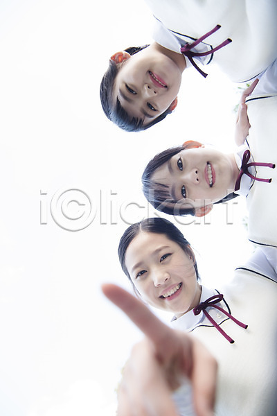 우정 즐거움 협력 10대 사람 세명 십대여자만 여자 중학생 청소년 한국인 JPG 로우앵글 앞모습 포토 가리킴 공원 미소(표정) 상반신 손가락 손짓 십대라이프스타일 야외 어깨동무 여중생 여학생 주간 친구 하늘