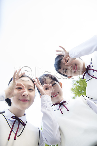 고민 우정 호기심 10대 사람 세명 십대여자만 여자 중학생 청소년 한국인 JPG 로우앵글 앞모습 포토 걱정 공원 미소(표정) 상반신 손짓 십대라이프스타일 야외 여중생 주간 친구 하늘 학생