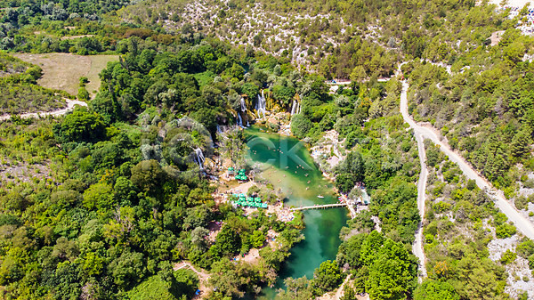 사람없음 JPG 포토 항공촬영 관광지 국립공원 나무 보스니아 숲 야외 유럽풍경 자연 주간 크라비카폭포 풍경(경치) 해외풍경 호수