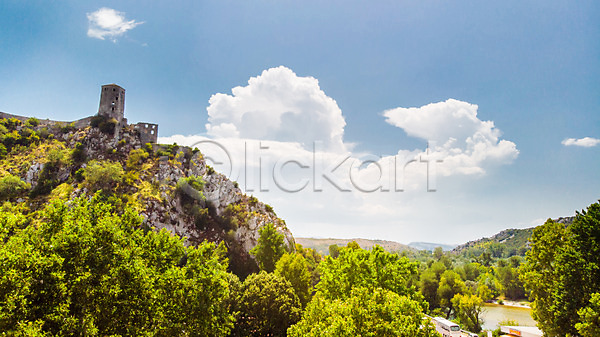 사람없음 JPG 포토 항공촬영 건물 관광지 구름(자연) 보스니아 산 성 야외 언덕 유럽풍경 자연 주간 풍경(경치) 하늘 해외풍경
