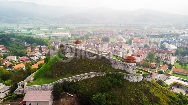 사람없음 JPG 포토 항공촬영 건물 고건축 도보이 마을 보스니아 성 야외 언덕 유럽풍경 자연 주간 주택 초원(자연) 풍경(경치) 해외풍경