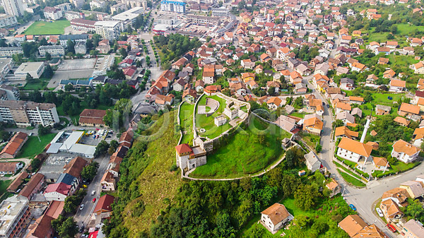 사람없음 JPG 포토 항공촬영 건물 고건축 도보이 마을 보스니아 성 야외 언덕 유럽풍경 자연 주간 주택 지붕 초원(자연) 풍경(경치) 해외풍경