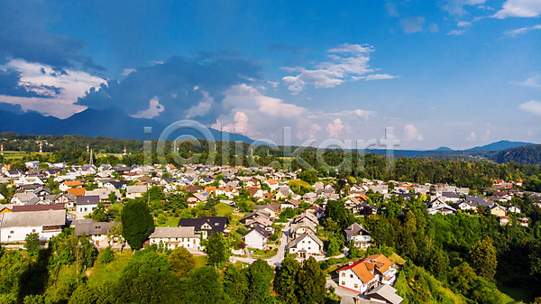 사람없음 JPG 포토 항공촬영 건물 공원 구름(자연) 나무 마을 숲 슬로베니아 야외 역사 유럽풍경 자연 주간 주택 하늘 해외풍경
