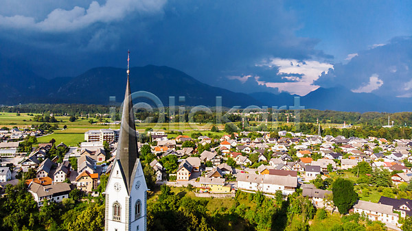 사람없음 JPG 포토 항공촬영 건물 고건축 구름(자연) 마을 슬로베니아 야외 역사 유럽풍경 자연 주간 주택 지붕 풍경(경치) 하늘 해외풍경