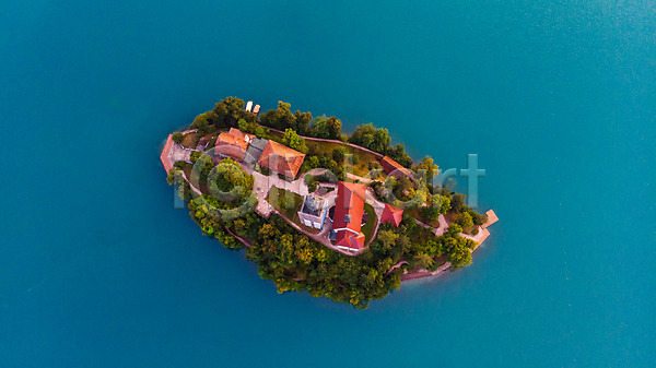 사람없음 JPG 포토 항공촬영 건물 고건축 나무 바다 블레드 섬 슬로베니아 야외 유럽풍경 자연 주간 주택 풍경(경치) 해외풍경 휴가