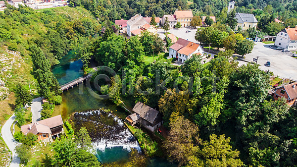 사람없음 JPG 포토 항공촬영 나무 다리(건축물) 마을 바다 숲 슬룬 야외 유럽풍경 자연 주간 주택 코라나강 크로아티아 풍경(경치) 해외풍경 휴양지