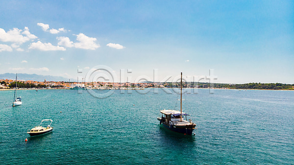 사람없음 JPG 포토 항공촬영 건물 구름(자연) 나룻배 마을 바다 보트 섬 야외 유럽풍경 자연 주간 주택 크로아티아 파그섬 풍경(경치) 하늘 해변 해외풍경