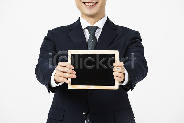 20대 남자 사람 성인남자한명만 청년 한국인 한명 JPG 앞모습 포토 들기 메모판 미소(표정) 비즈니스 비즈니스맨 상반신 스튜디오촬영 실내 정장 흰배경