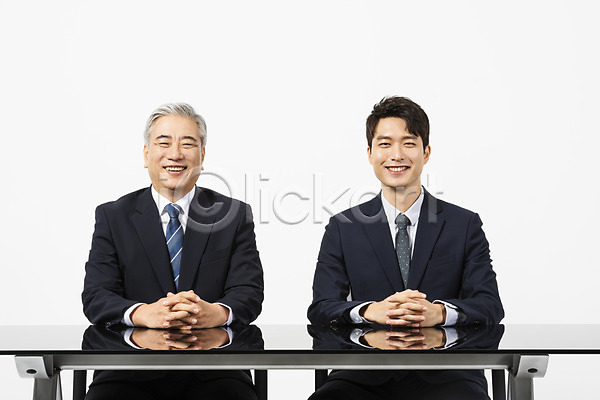 20대 60대 남자 남자만 노년 두명 사람 청년 한국인 JPG 앞모습 포토 미소(표정) 비즈니스 사장 상반신 스튜디오촬영 실내 앉기 임원 정장 화합 흰배경
