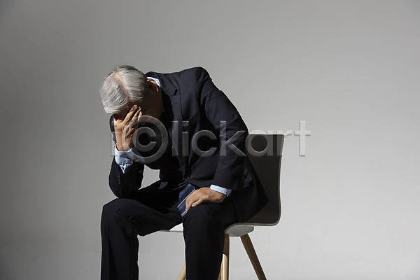 고민 고통 괴로움 좌절 60대 남자 노년 노인남자한명만 사람 한국인 한명 JPG 옆모습 포토 비즈니스 비즈니스맨 상반신 스튜디오촬영 실내 실패(좌절) 앉기 얼굴가리기 의자 회색배경 흰배경