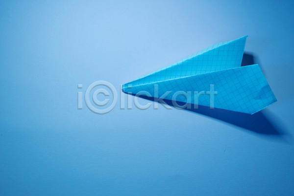 사람없음 JPG 포토 해외이미지 그림자 모눈종이 실내 종이 종이비행기 파란배경 한개