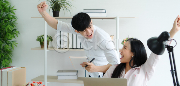 함께함 행복 흐름 동양인 두명 사람 여자 JPG 포토 해외이미지 가족 거리 관계 관찰 남편 노트북 놀이 뉴스 라이프스타일 리빙 미소(표정) 발견 영화 온라인 인터넷 잡기 주택 충격 커플 텔레비전 프리랜서 해외포토