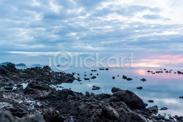 사람없음 JPG 포토 해외이미지 구름(자연) 돌(바위) 맑음 야외 일몰 자연 주간 풍경(경치) 하늘 해변