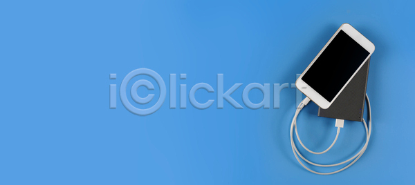 스마트 사람없음 JPG 포토 해외이미지 USB 고립 디지털 모바일 배너 백그라운드 베터리 비즈니스 세포 스마트폰 에너지 연결 오브젝트 요금 용량 장비 전자 정상 충전 충전기 카피스페이스 컨셉 터치스크린 통신 파란배경 해외포토 핸드폰 휴대용 흰색 힘