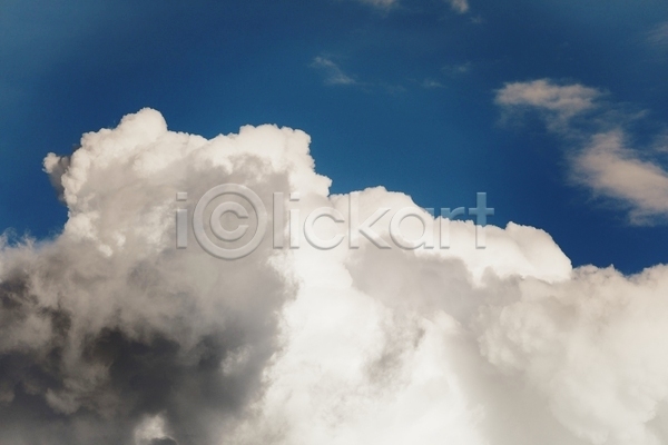 사람없음 JPG 포토 해외이미지 구름(자연) 날씨 내추럴 백그라운드 빛 솜털 야외 어둠 여름(계절) 자연 천국 파란색 폭풍 하늘 햇빛 흰색