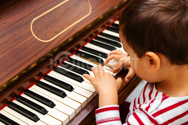 행복 백인 사람 소년 어린이 한명 JPG 포토 해외이미지 걸음마 교육 기구 놀이 라이프스타일 뮤지컬 실내 열쇠 유치원 음악 주택 키보드 피아노(악기) 흰색