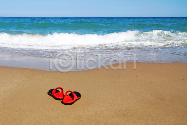 고독 뜨거움 휴식 사람없음 JPG 포토 해외이미지 라이프스타일 모래 모래사장 물 바다 백그라운드 샌들 수평선 신발 여름(계절) 여행 유행 자연 질감 태양 파도 파라다이스 휴가 휴양지