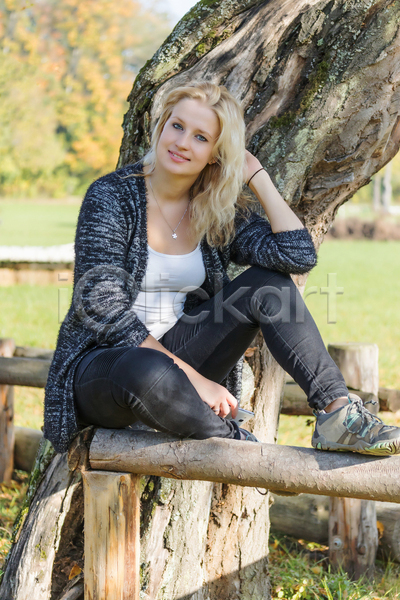 행복 휴식 백인 사람 여자 한명 JPG 포토 해외이미지 공원 나무 라이프스타일 맑음 목재 미소(표정) 야외 울타리 자연