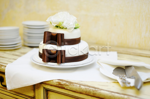 사람없음 JPG 포토 해외이미지 결혼 꽃 리본 빵칼 웨딩케이크 장식 천(직물) 케이크 탁자