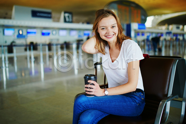 10대 서양인 성인 성인여자한명만 여자 한명 JPG 포토 해외이미지 공항 기다림 비행기 여행 여행가방 여행객 휴가