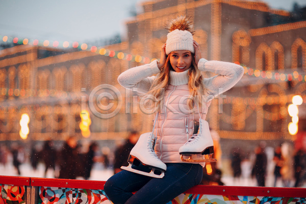 행복 백인 사람 성인 여자 한명 JPG 포토 해외이미지 건강 겨울 라이프스타일 백그라운드 숫자 스케이터 스케이트 스케이팅 스포츠 야외 얼음 청바지 흰색