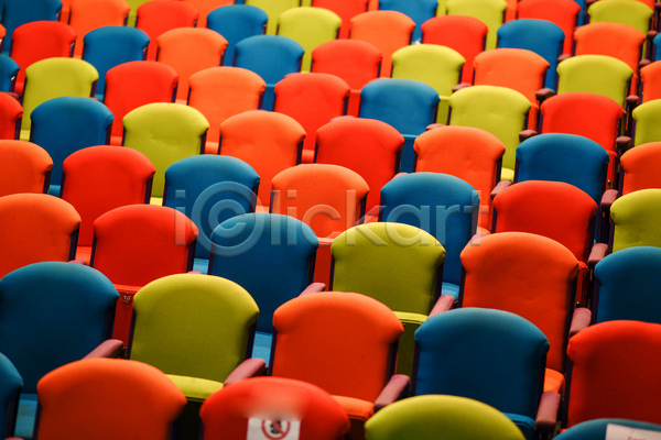 사람없음 JPG 포토 해외이미지 객석 극장 많음 실내 오렌지 의자 일렬 컬러풀 패턴