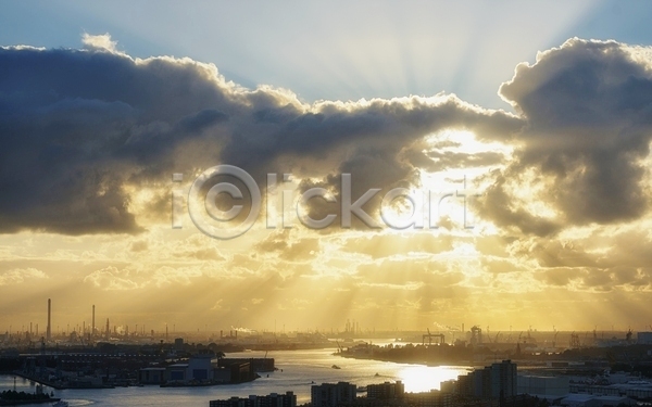 사람없음 JPG 포토 해외이미지 구름(자연) 노을 빛무리 산업시설 산업현장 야외 조선소 주간 하늘