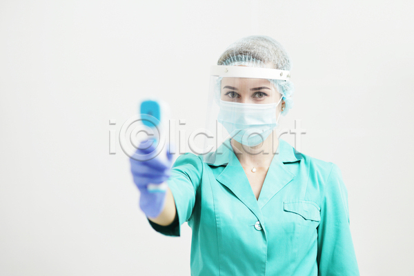 성인 성인여자한명만 여자 한명 JPG 앞모습 포토 해외이미지 간호사 마스크 병원 상반신 서기 실내 유니폼 의사 청진기