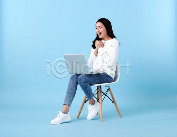 기쁨 행복 흥분 동양인 사람 여자 한명 JPG 포토 해외이미지 교육 기념 노트북 놀람 라이프스타일 미소(표정) 백그라운드 아시아 앉기 업무 의자 인터넷 컴퓨터 파란색 학생