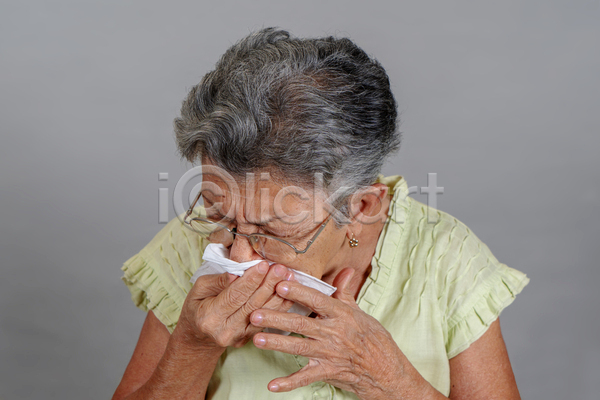 고통 노년 노인여자한명만 사람 여자 한명 JPG 포토 해외이미지 감기(질병) 기침 들기 라이프스타일 상반신 손수건 안경낌 인플루엔자 재채기 전염병 질병 찡그림 할머니 회색배경
