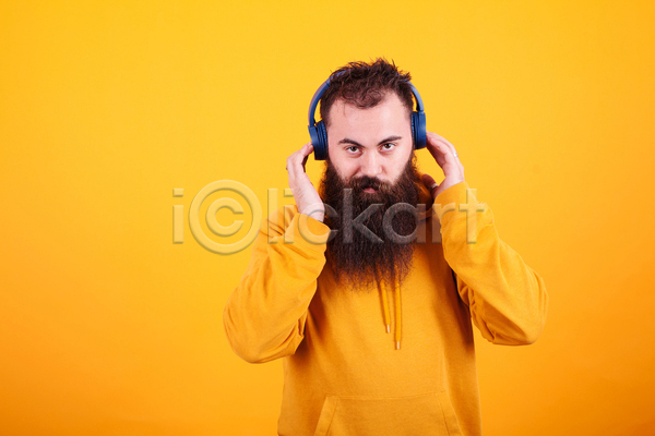 남자 성인 성인남자한명만 한명 JPG 앞모습 포토 해외이미지 상반신 실내 음악감상 응시 주황색 착용 헤드셋
