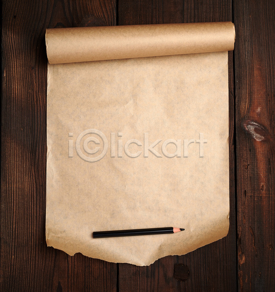 사람없음 JPG 포토 하이앵글 해외이미지 갈색 두루마리 백그라운드 연필 종이 종이호일 찢어짐 포장소품