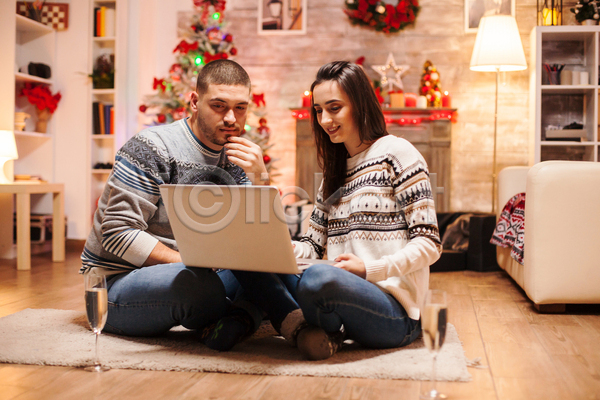 사랑 함께함 행복 남자 두명 백인 성인 성인만 여자 JPG 포토 해외이미지 겨울 노트북 미소(표정) 선물 스웨터 실내 장식 커플 크리스마스