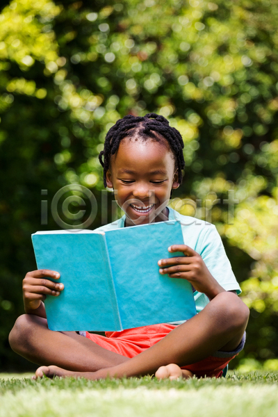 여유 소녀(어린이) 소녀한명만 어린이 한명 JPG 앞모습 포토 해외이미지 가부좌 독서 들기 맨발 미소(표정) 자연 잔디 전신 책
