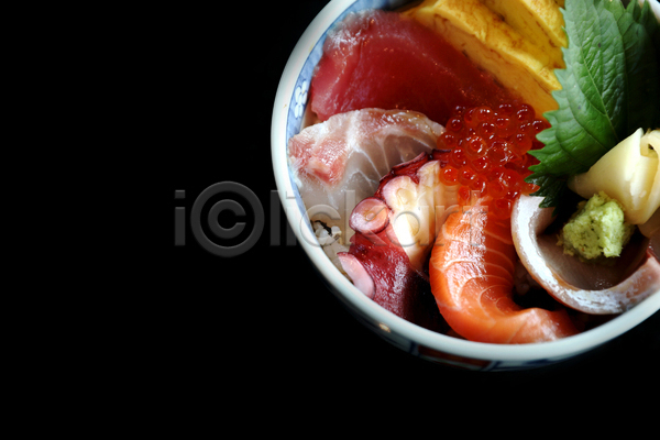 사람없음 JPG 포토 해외이미지 검은배경 고추냉이 그릇 덮밥 실내 연어알 일본음식 카이센동