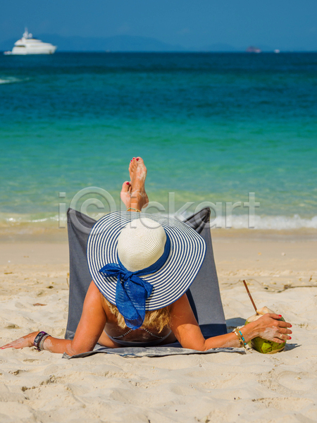 휴식 백인 사람 성인 여자 한명 JPG 포토 해외이미지 디자인 라이프스타일 모래 물 바다 선베드 섬 야외 여름(계절) 여행 자연 태국 태양 파란색 휴가 휴게실 흰색