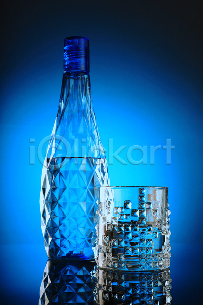 상쾌 순수 시원함 신선 사람없음 JPG 포토 해외이미지 건강 고립 마시기 맛 물 반사 액체 오브젝트 유리 음료 음식 주스 컨테이너 투명 파란색