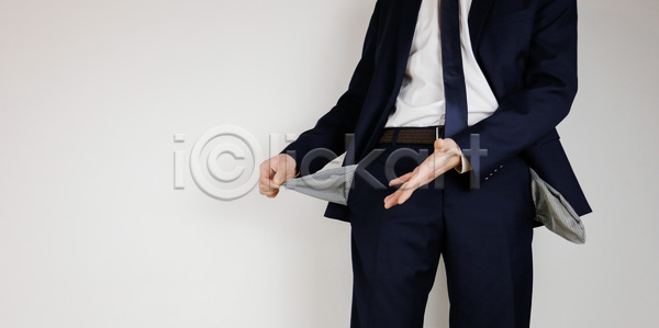 가난 슬픔 실업 우정 호기심 남자 사람 사람없음 JPG 포토 해외이미지 감정 걱정 경제 구멍 금융 돈 보여주기 비즈니스 비즈니스맨 빈털터리 빚 손 쇼핑 우울증 위기 적자 직업 컨셉 파산 해외포토 황무지