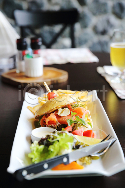 부드러움 사람없음 JPG 포토 해외이미지 감자튀김 나이프 레스토랑 백그라운드 샐러드 소스통 식탁 실내 의자 잔 접시 탁자 포크 햄버거