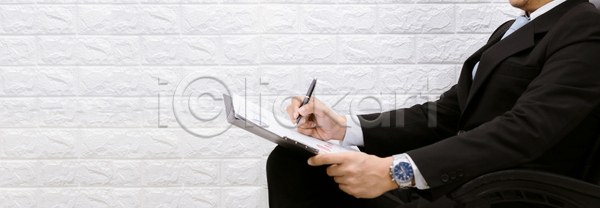 계약 성공 스마트 남자 사람 사람없음 JPG 포토 해외이미지 경영 경영자 공책 노동자 노트북 문서 비즈니스 비즈니스맨 사무실 사업가 손 실내 안경 앉기 업무 응시 의자 작업 정장 종이 직업 직장 책상 컴퓨터 탁자 펜 해외포토 흰색