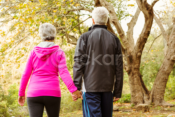 사랑 함께함 행복 60대 70대 남자 노년 두명 백인 여자 JPG 포토 해외이미지 건강 걷기 겨울옷 공원 관계 라이프스타일 미소(표정) 손잡기 시골 야외 운동 운동복 은퇴 자연 초록색 커플 환경