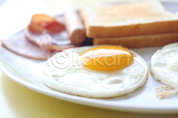 사람없음 JPG 근접촬영 포토 해외이미지 계란프라이 실내 아침식사 접시 토스트 흰배경