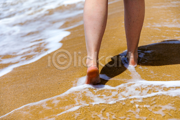 산책 휴식 사람 사람없음 여자 JPG 포토 해외이미지 건강 길 단계 라이프스타일 맑음 맨발 모래 물 바다 발자국 야외 양발 여름(계절) 여행 인쇄 자연 파도 풍경(경치) 해변 혼자 휴가