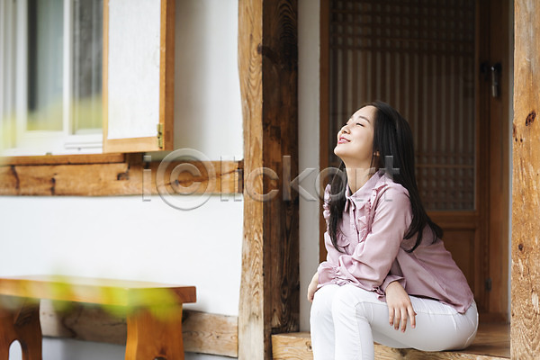 여유 자유 휴식 20대 사람 성인 성인여자한명만 여자 한국인 한명 JPG 아웃포커스 옆모습 포토 가을(계절) 게스트하우스 국내여행 눈감음 미소(표정) 상반신 앉기 야외 여행 전라북도 전주 주간 펜션 한국전통 한옥 한옥마을