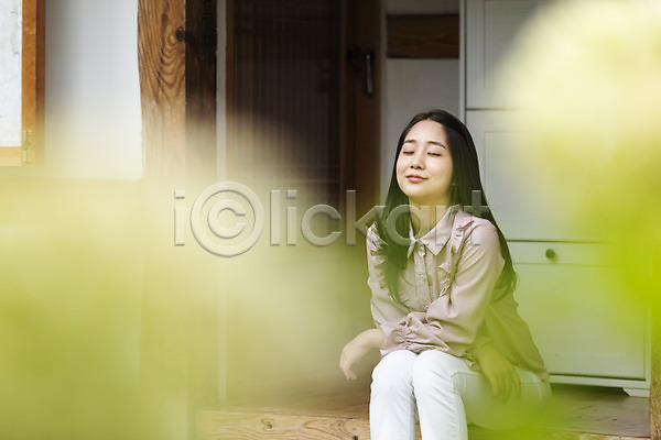 여유 자유 편안함 휴식 20대 사람 성인 성인여자한명만 여자 한국인 한명 JPG 아웃포커스 앞모습 포토 가을(계절) 게스트하우스 국내여행 눈감음 미소(표정) 상반신 소확행 앉기 야외 여행 전라북도 전주 주간 펜션 한국전통 한옥 한옥마을